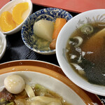 中華料理 喜楽 - 中華スープ、煮付け、漬物、デザート(缶詰もも)