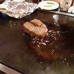 鉄板 塊ステーキ 楽笑 - 