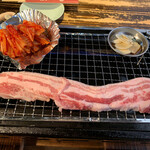 韓国料理 大韓 - ①豚バラ、ニンニク、キムチを焼きます