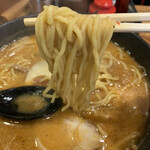 らーめん一騎 - 麺アップ