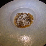 エクアトゥール - ローストした和牛ハツとゼストオレンジのコンフィ　フォアグラのソテーとトリュフ風味コンソメジュレ