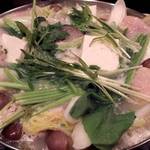 興 - 【要・前日までの予約】「鶏の水炊き鍋」：コラーゲンスープの濃厚なコクをたたえて、食べごたえ有り♪