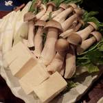 興 - 「鶏の水炊き鍋」の野菜と豆腐：大きさが６～10センチはある丹波産の大粒しめじ！別盛りは材料に対する自信！？