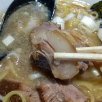 中華そば えもと - あれ？バラっぽい部位のチャーシューリフト