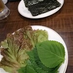 豚友家 - エゴマやのり。これからごはんがくるよ