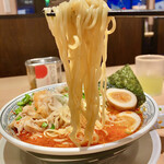 丸源ラーメン - 多加水系中細ストレート麺。
            つるつるもっちり感の美味しい麺です。