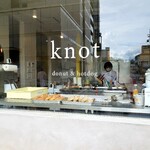 Knot - お店の大きな窓から作ってる様子が眺められます