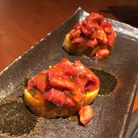 蕃 YORONIKU - ユッケのブルスケッタ