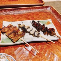 にょろ助 銀座 - 鰻串焼盛り 3本 1760円
                    たんざく、くりから、肝