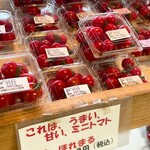 八紘学園 農産物直売所 - 【2021年08月】トマトは色々な種類が並んでいます。