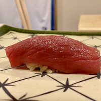 鮨ひろ瀬 - 北海道戸井のマグロ 赤身 延縄100kg
                    厚めに切られた赤身、酸はあまり強くなくしっとりとしてなかなか良い味わいです。
                    廣瀬大将の赤酢のシャリにぴったりと合い美味しいです。