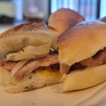 小麦堂ベーグルズ - ベーグル しまうたステーキハーフサンド(216円)