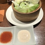 炭屋 串兵衛 - お通しは定番のキャベツだねー。