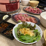 炭火焼肉生ホルモン処 しょうちゃん - 黒毛和牛カルビ&生タン定食　1500円