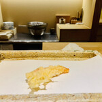 日本橋 蕎ノ字 - ◆車海老（鹿児島産）
      ☆一つ目のレアの海老は塩で頂く。絶妙な火入れ加減である。
      