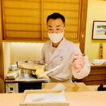 日本橋 蕎ノ字 - ◎揚げたての車海老の天ぷらを器に入れて行く。