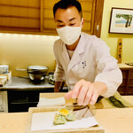 日本橋 蕎ノ字 - ◆揚げたての雲丹の天ぷらを器に乗せて行く。