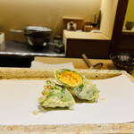 日本橋 蕎ノ字 - ◎馬糞雲丹を大葉に巻いて天ぷらは格別な味わい。塩で頂く。