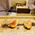 日本橋 蕎ノ字 - ◆いちじく（静岡・掛川）　　　　　　　　　　　　　　　　◎生のイチジと天ぷらの食べ比べ。甘くて美味い！