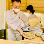 日本橋 蕎ノ字 - ◎店内で毎日蕎麦を打って供している。