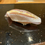 鮨 まつうら - 同じく出水の春子鯛　今年は春子鯛との巡り合わせも良い♪ホロホロの身に程よい塩味
