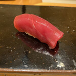 鮨 まつうら - 赤身　こちらのシャリには延縄のものがよく合うとのことです　なんとも色っぽい味