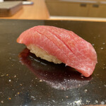 鮨 まつうら - 中トロ　一転してパワー系　身の味が綺麗なだけに脂の旨味を存分に感じる