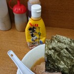 ラーメン 虎ノ穴 - 中盤におろししょうが…