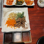 個室焼肉・神戸牛官兵衛 - キムチ（奥）とナムル（手前）の盛り合わせ