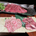 個室焼肉・神戸牛官兵衛 - 『焼きしゃぶ』（奥）、『リブロース』（左）、『うわミスジ』