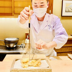 日本橋 蕎ノ字 - ◆穴子（神奈川・小柴）　　　　　　　　　　　　　　　　　◎揚げた穴子を大将自ら目の前でサクッと音をさせて真っ二つに。