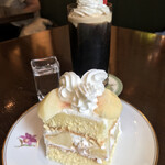 Pikkoro - 桃のショートケーキとアイスウィンナー珈琲