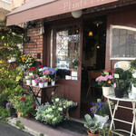 プランツプランツカフェ - お店へ入る前につい見入ってしまうお花たち