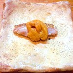 天ぷら たけうち - のどぐろの昆布締め　蝦夷馬糞雲丹　のどぐろは軽く炙って皮目の香ばしさと脂の旨みを引き出しています