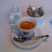 ブラッスリー ポール・ボキューズ 銀座 - エスプレッソはデザートを食べないと出てこない。一緒でいいのに。