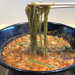 辛麺 天辛降臨 - 海藻を練り込んだ麺です。