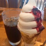 農場カフェレストラン サララ - パフェとアイスコーヒー