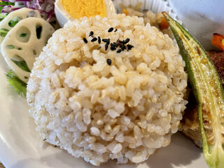 NEO Garden Cafe - ヘルシーな玄米ご飯。