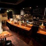 鳥星 - 木を基調とした落ち着く店内。