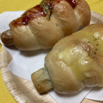 Pannoyamakichi - 右:ちくわチーズパン、左:ソーセージパン