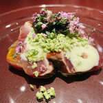 イル アオヤマ - 気仙沼のカツオ炭火で軽く炙り、ずんだのソースとキャビア