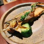 イル アオヤマ - 岐阜和良川の鮎、２枚におろして骨とはらわたは取り除きはらわたは裏漉しして身の間に満遍なく塗ってからフライ、骨はから揚げで煮詰めたバルサミコと芽葱