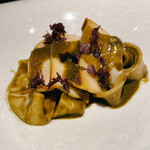 イル アオヤマ - 山口の黒鮑と肝のソースの自家製パスタ、太さはラガーネとトルネッテの中間くらい