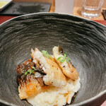 イル アオヤマ - 矢作川の天然鰻白焼きと鰻の頭と骨で取ったスープで炊いたリゾット　パリパリの鰻もリゾットの味も美味しい