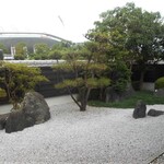 Kakura - 窓から見た庭