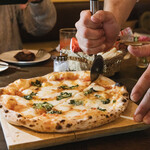 オステリアラブラ - ピザは目の前で切ってくれます