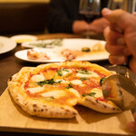 オステリアラブラ - ピザはマルゲリータ