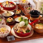 日式汉堡牛排套餐，搭配清爽的蘿蔔絲和紫蘇葉香氣的蔬菜