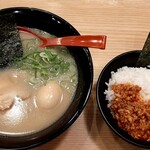 博多ラーメン 本丸亭 - 煮玉子ラーメン＆台湾丼