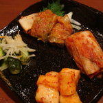 京の焼肉処 弘 - 特選キムチ四種盛り合わせ(ホタルイカ包入り)\840